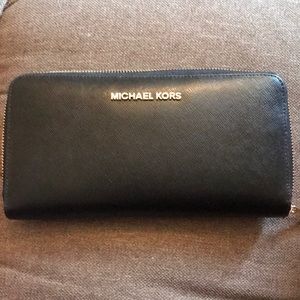 Michael Kors Large travel wallet
